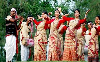 Assamese-women-and-men-dancing-during-Bihu-festival-ss22052017